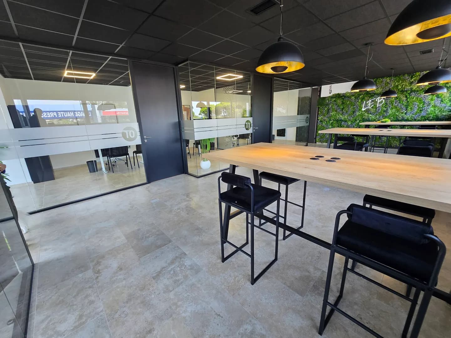 Espace de travail et de réunion du Centre d’affaires Le B