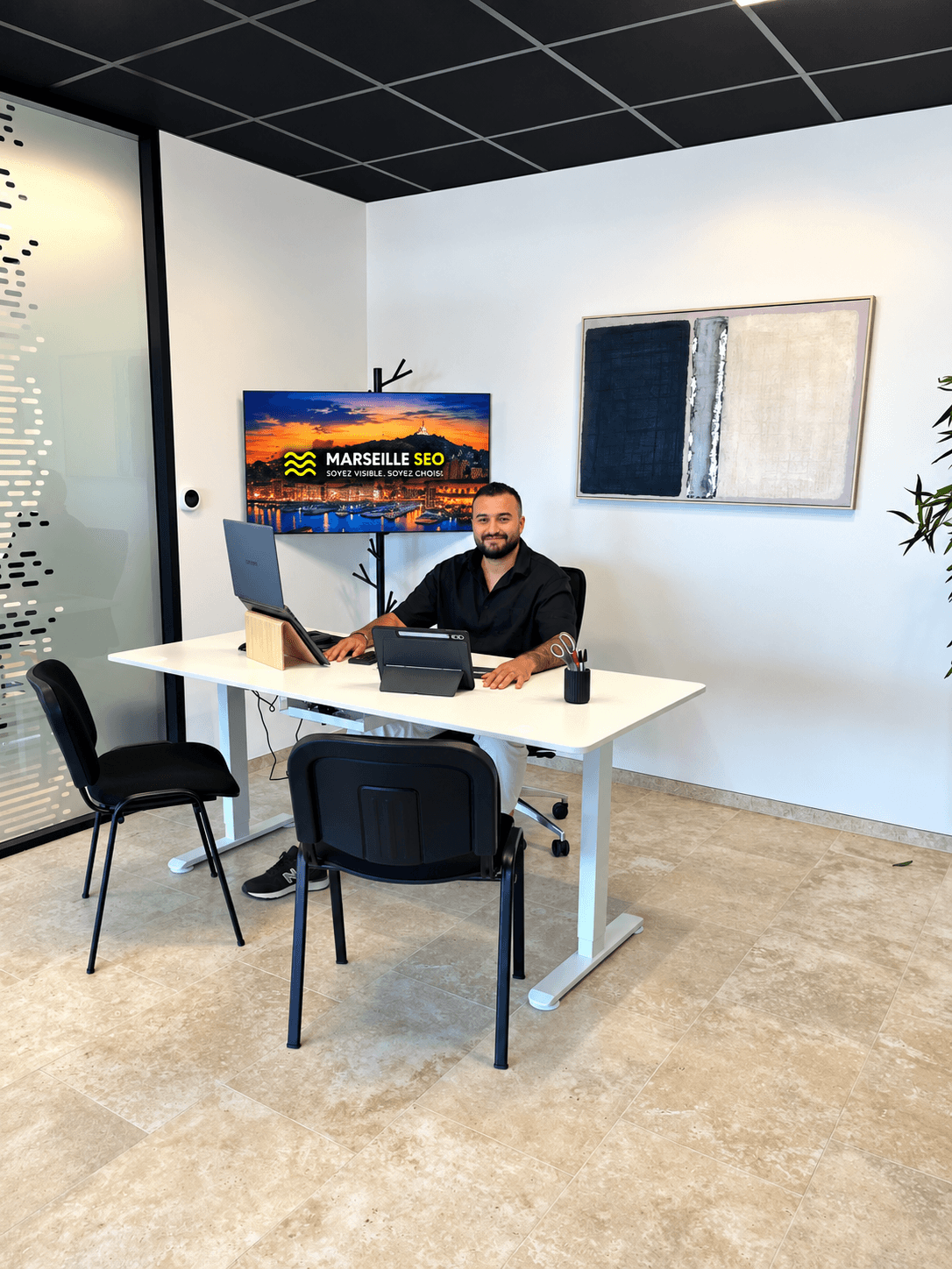 Amir Lacheheb dans les bureaux de Marseille SEO à Marseille.